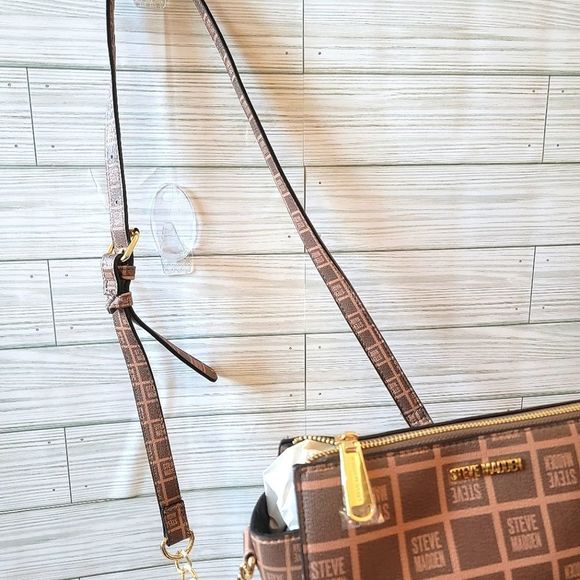 NWT STEVE MADDEN B LEXI BAG CROSSBODY COGNAC BROWN LOGO GOLD ADJUSTABLE STRAPS - Picture 4 of 5